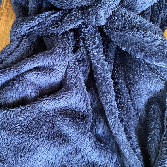 NWT! PRINCESS TAM-TAM Navy Sherpa Fleece Short Robe with Hood and Pockets - Picture 3 of 6